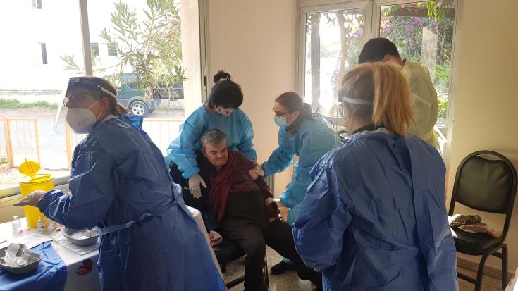 Εμβολιάστηκαν οι ηλικιωμένοι στον Κυανό Σταυρό για να σταματήσουν να στέλνουν αγκαλιές από το παράθυρο